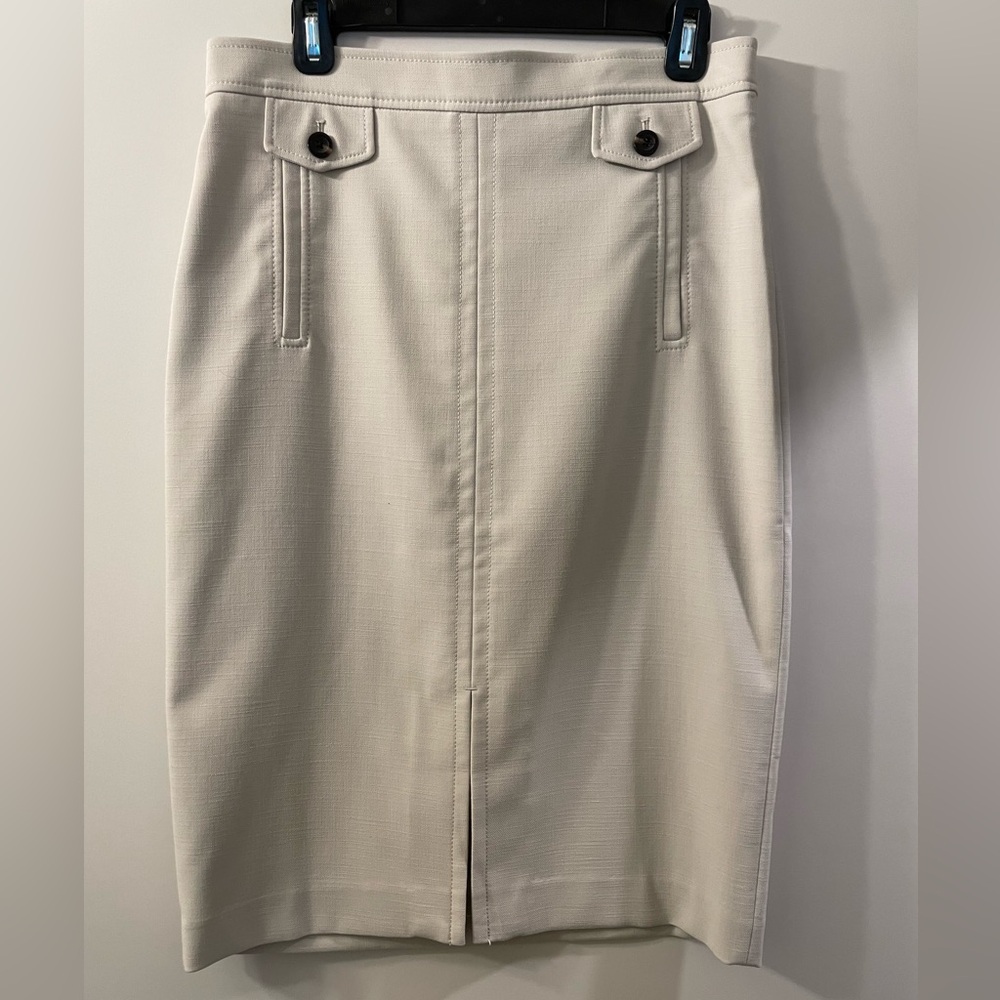 EUC Ann Taylor size 4 skirt. Beautifully made. Hidden back zipper. Beautiful